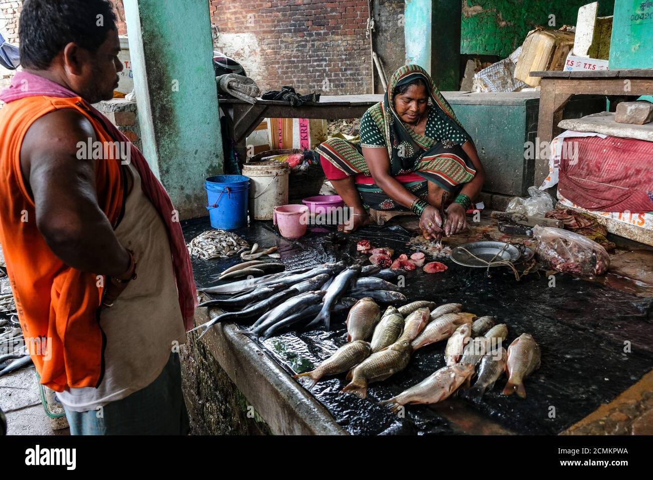 Varanasi, Inde - septembre 2020 : une femme qui vend du poisson sur le marché de Varanasi le 11 septembre 2020 à Varanasi, Uttar Pradesh, Inde. Banque D'Images