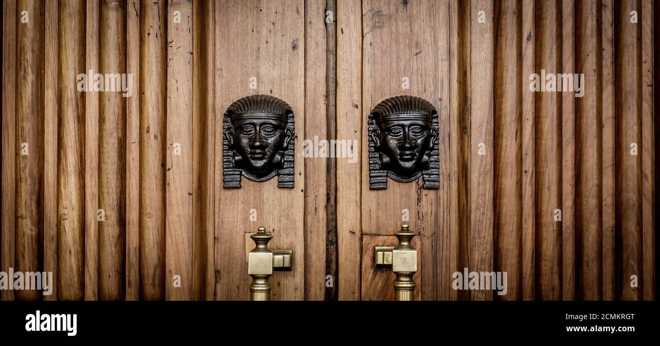 Têtes de sphinx à l'entrée porte en bois Banque D'Images