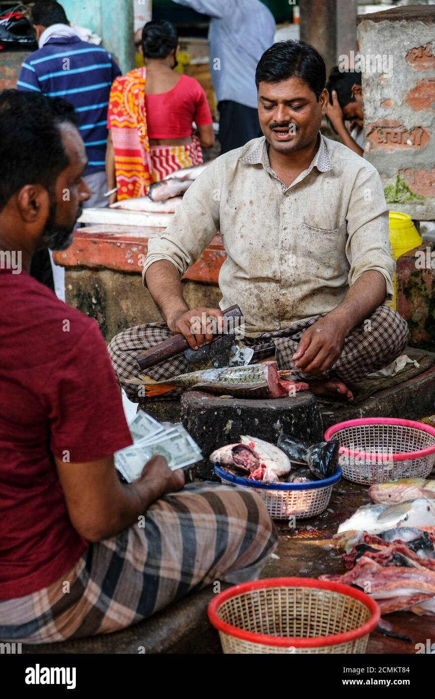 Varanasi, Inde - septembre 2020 : un homme qui vend du poisson sur le marché de Varanasi le 11 septembre 2020 à Varanasi, Uttar Pradesh, Inde. Banque D'Images