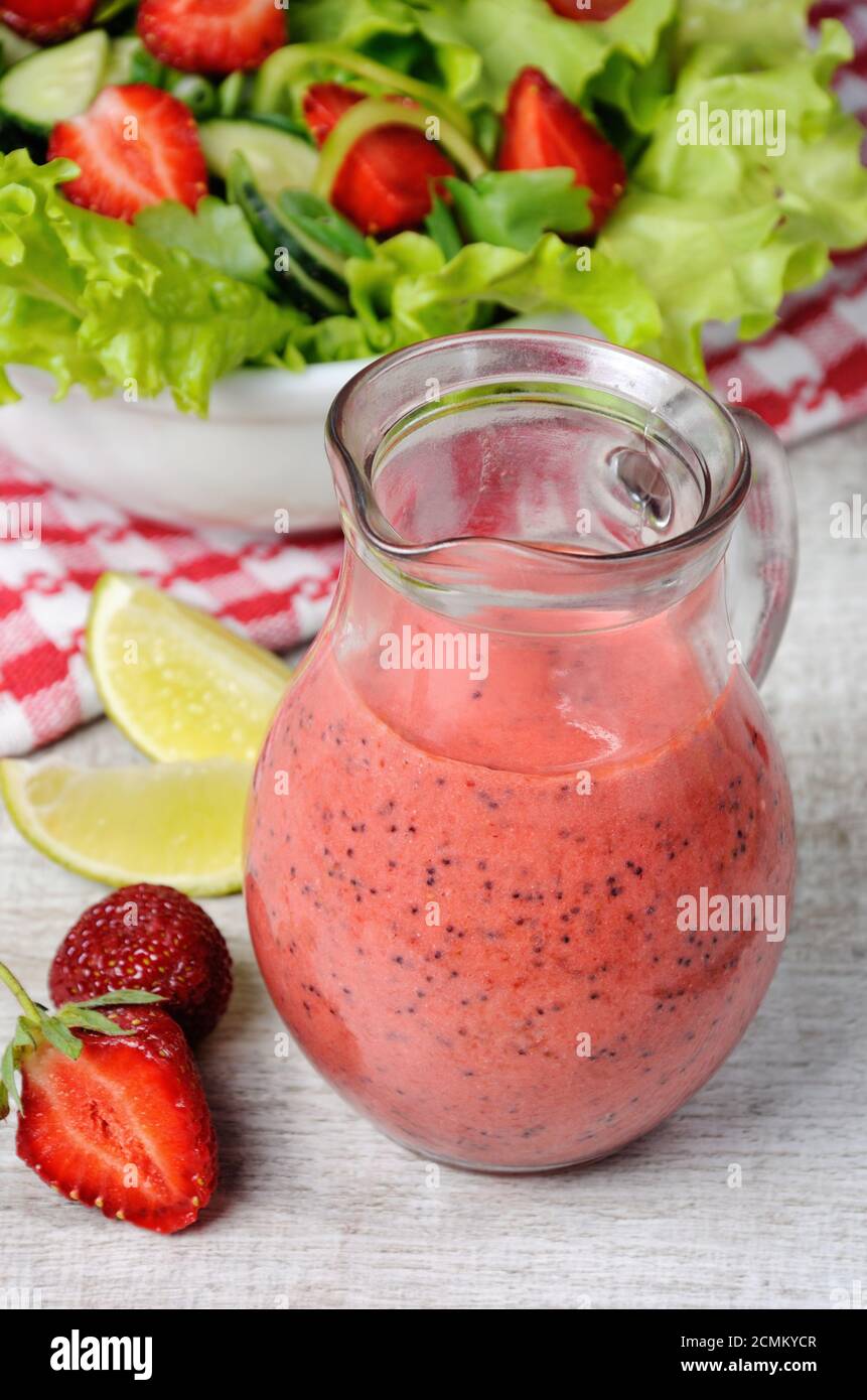 Sauce à la menthe fraîche de fraises, de pavot et de la chaux dans une saucière en verre Banque D'Images