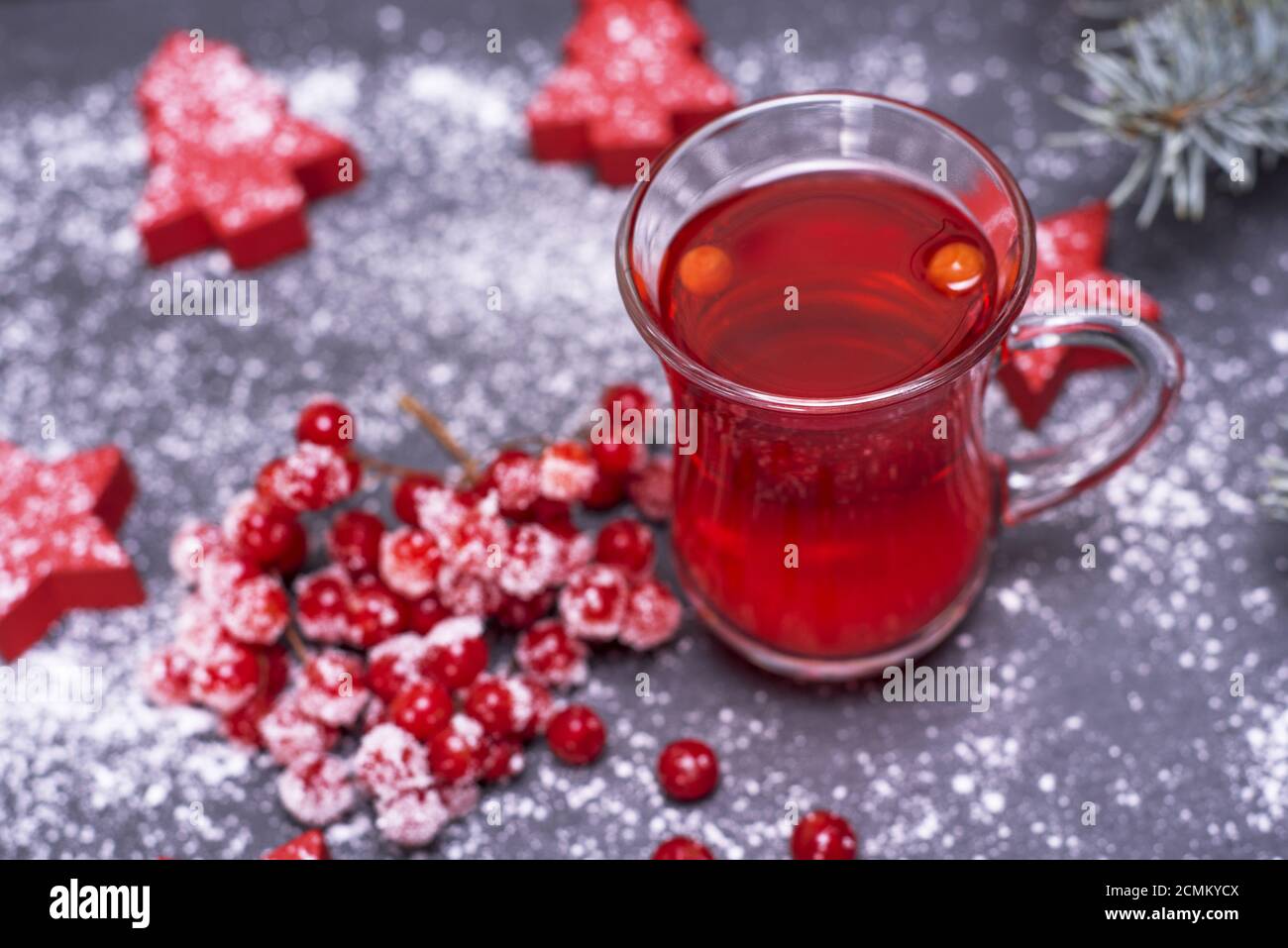 Plateau de fruits de viorne rouge dans un verre transparent sur fond noir Banque D'Images