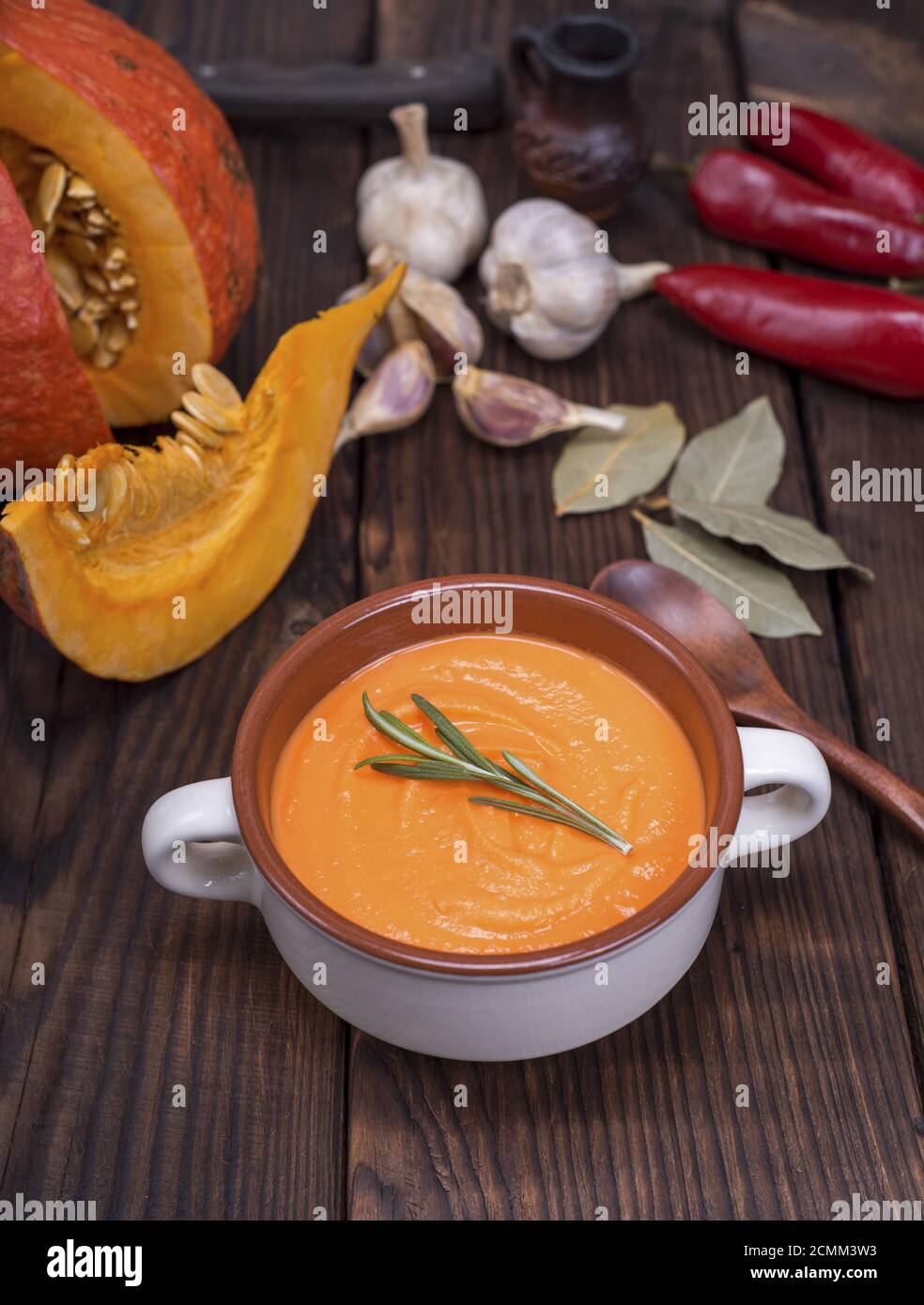 Soupe de potiron frais dans une plaque en céramique Banque D'Images