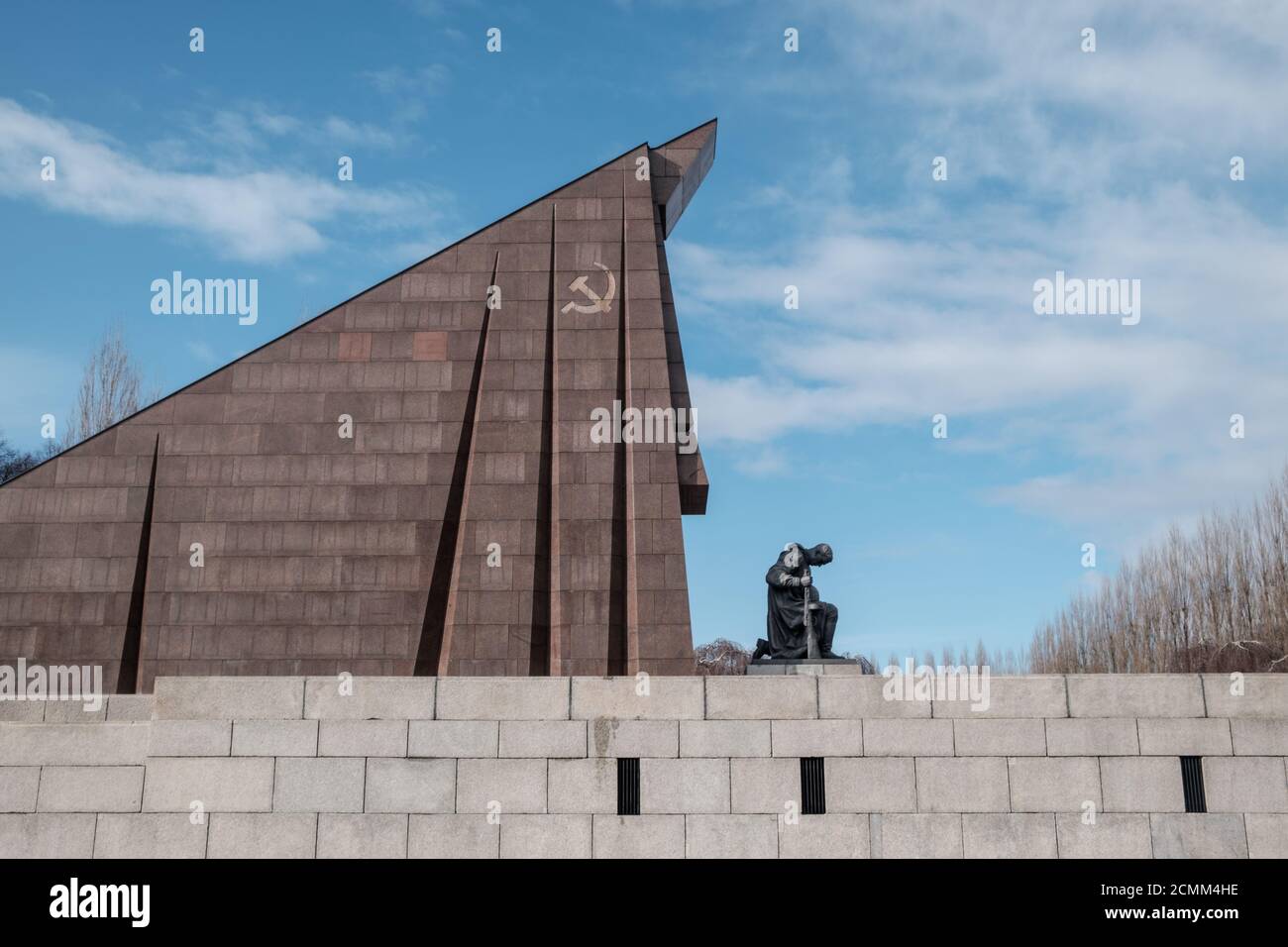 Le Mémorial de la guerre soviétique (Sowjetisches Ehrenmal) dans le parc Treptower, construit en mémoire des soldats de l'Armée rouge tombés dans la bataille pendant la Seconde Guerre mondiale, Berlin Banque D'Images