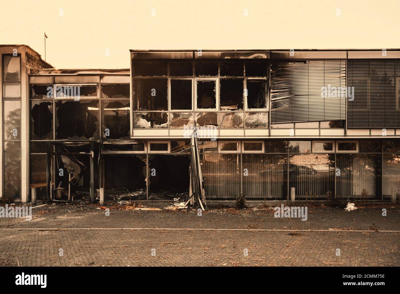 L'avant brûlé d'une rangée de magasins avec des fenêtres cassées et des traces de fumée. Banque D'Images