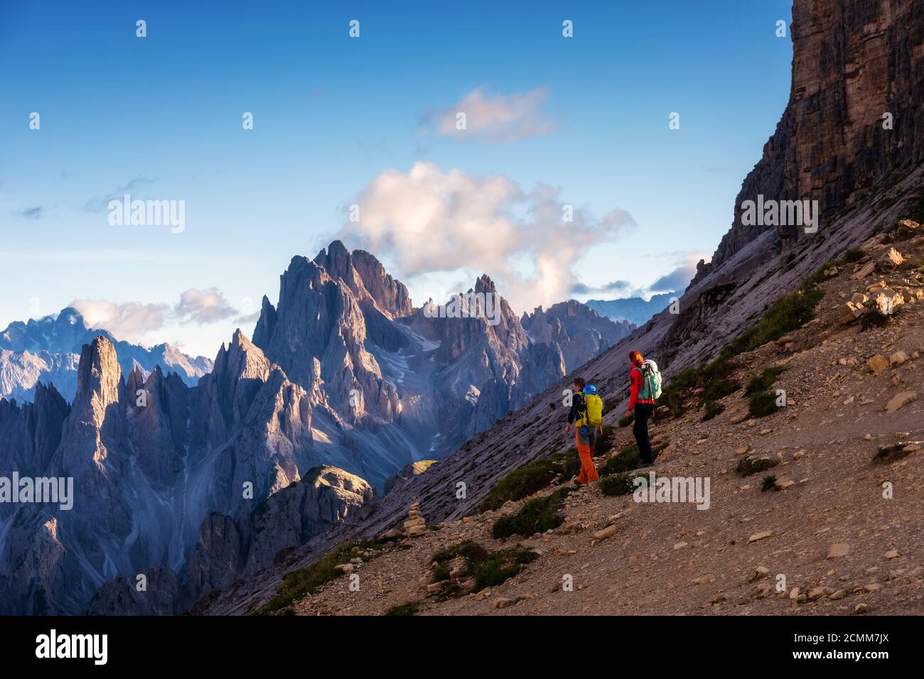 Randonneurs sur le sentier de montagne dans le Parc naturel de Cime 3 (site du patrimoine mondial des Dolomites - UNESCO), Italie. Banque D'Images