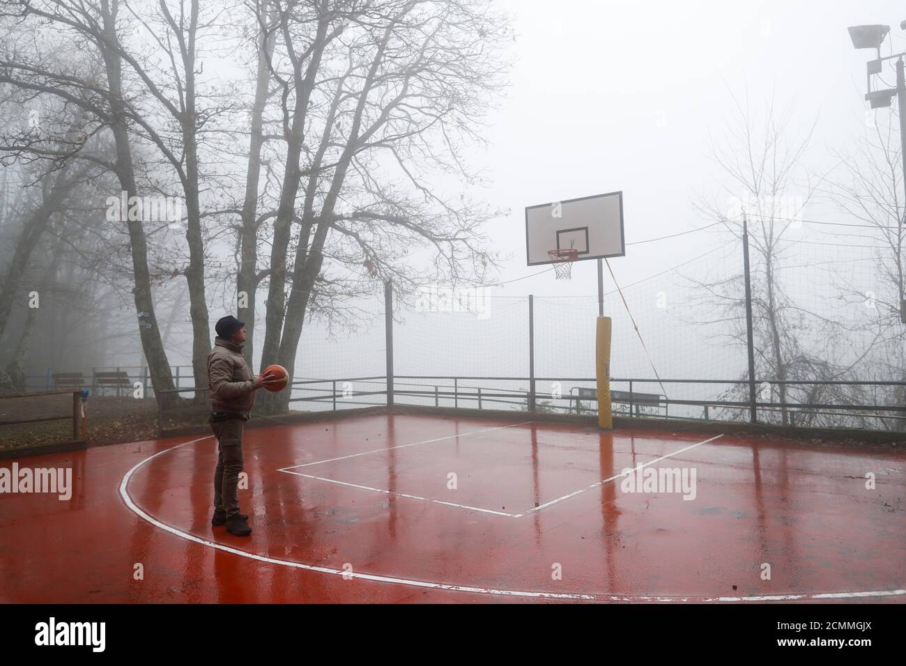 Michele Rotella, l'amie d'enfance de Kobe Bryant, se promène sur le terrain de basket-ball où Kobe Bryant jouait alors qu'il était jeune, à Cireglio, en Italie, le 27 janvier 2020. REUTERS/Yara Nardi Banque D'Images