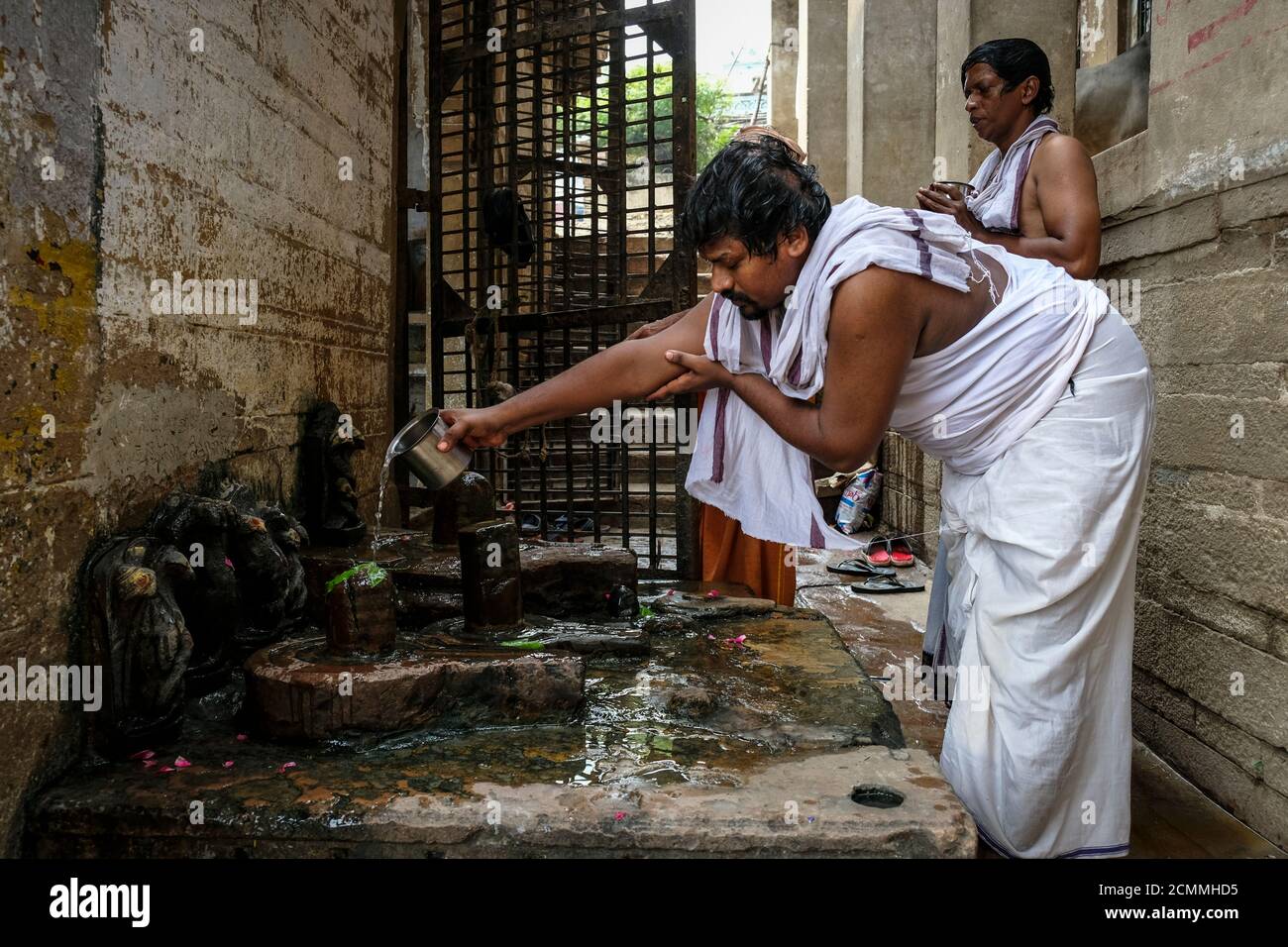 Varanasi, Inde - septembre 2020 : des hommes recevant des enseignements hindous à un ashram à Varanasi le 13 septembre 2020 à Uttar Pradesh, Inde. Banque D'Images