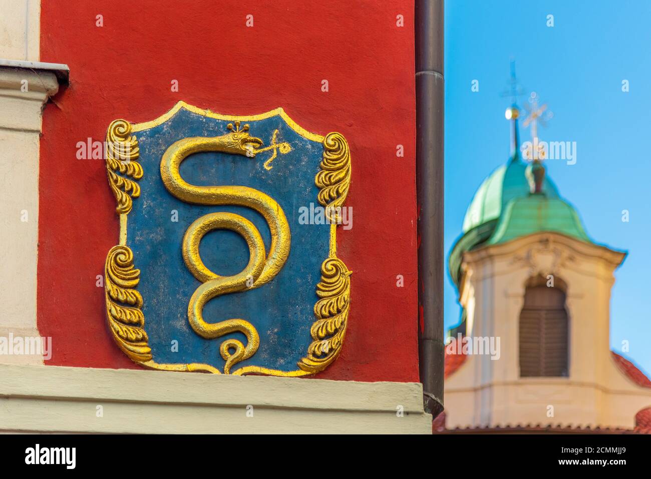 République tchèque, Prague, la vieille ville, Stare Mesto, à l'angle de Liliova et Karlova, le Golden Serpent Shop signe Banque D'Images