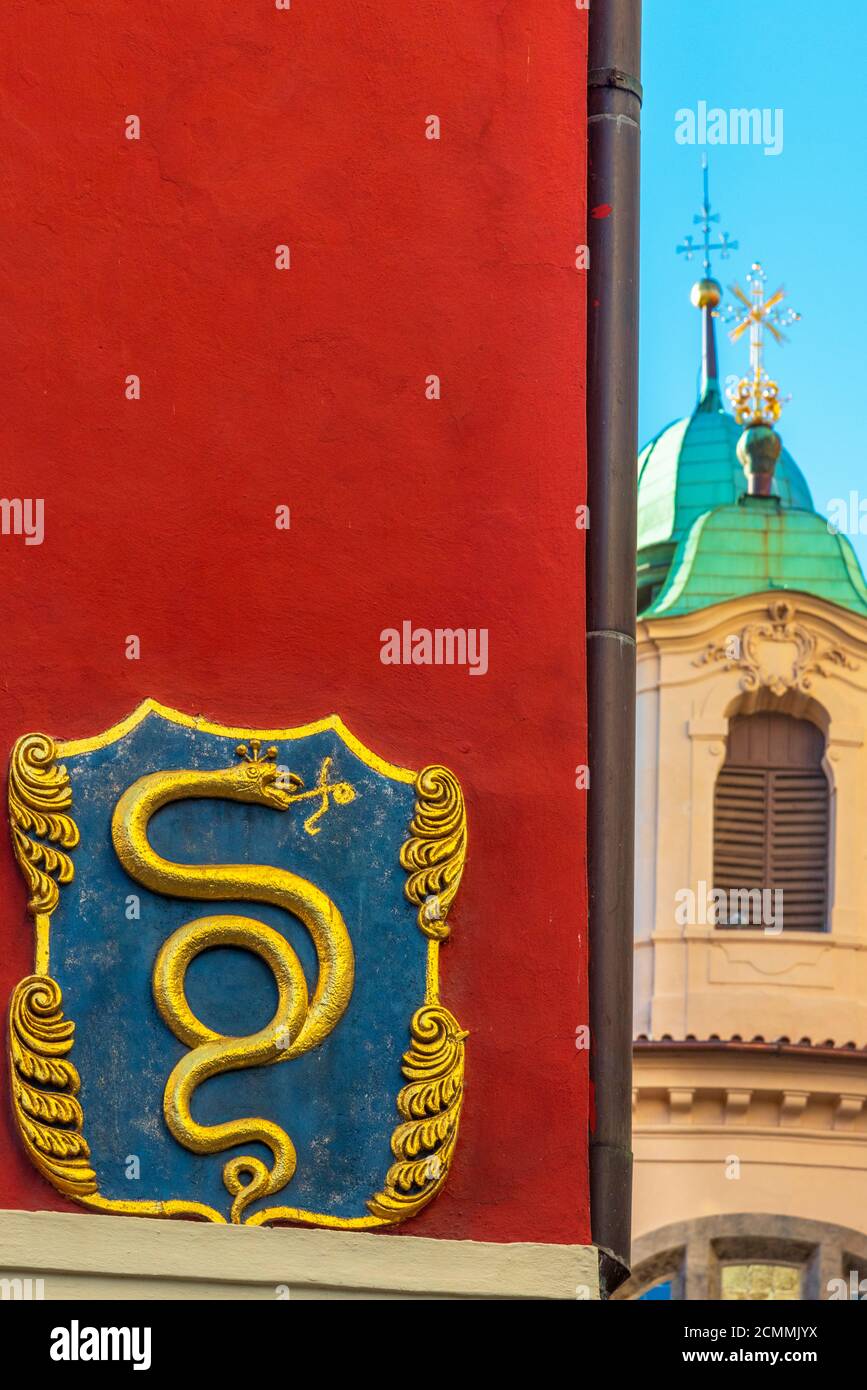 République tchèque, Prague, la vieille ville, Stare Mesto, à l'angle de Liliova et Karlova, le Golden Serpent Shop signe Banque D'Images