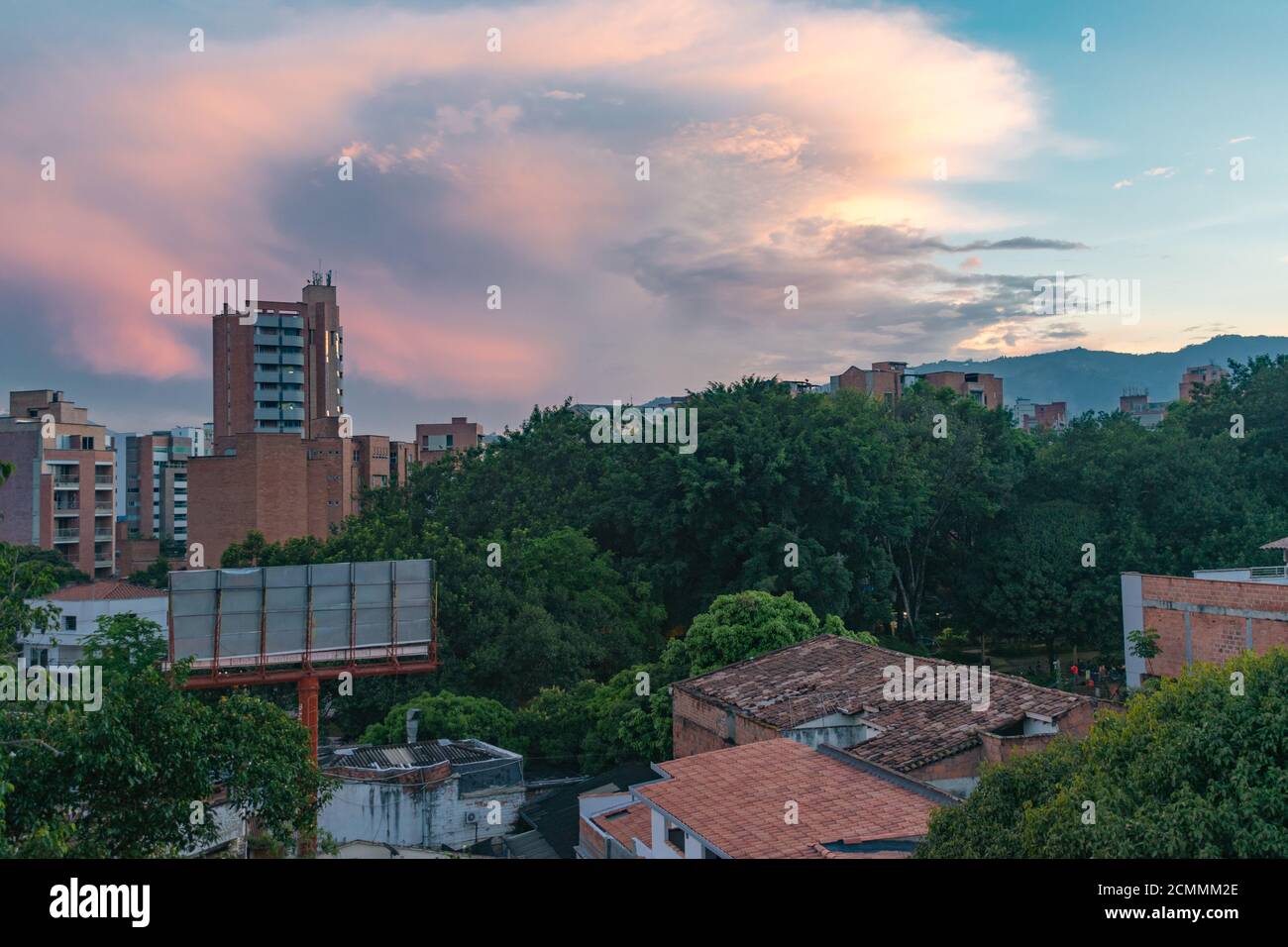 Vue sur le paysage depuis la fenêtre de l'appartement à Laureles, Medellin Banque D'Images