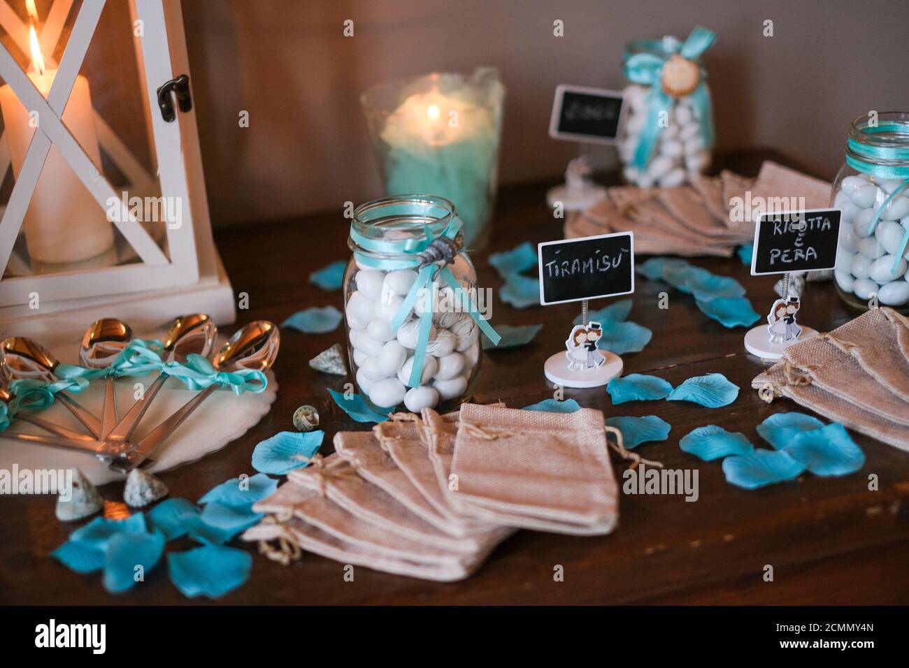 arrangement de confetti avec des amandes sucrées et des sacs pour la cérémonie de baptême de mariage. Photo de haute qualité Banque D'Images