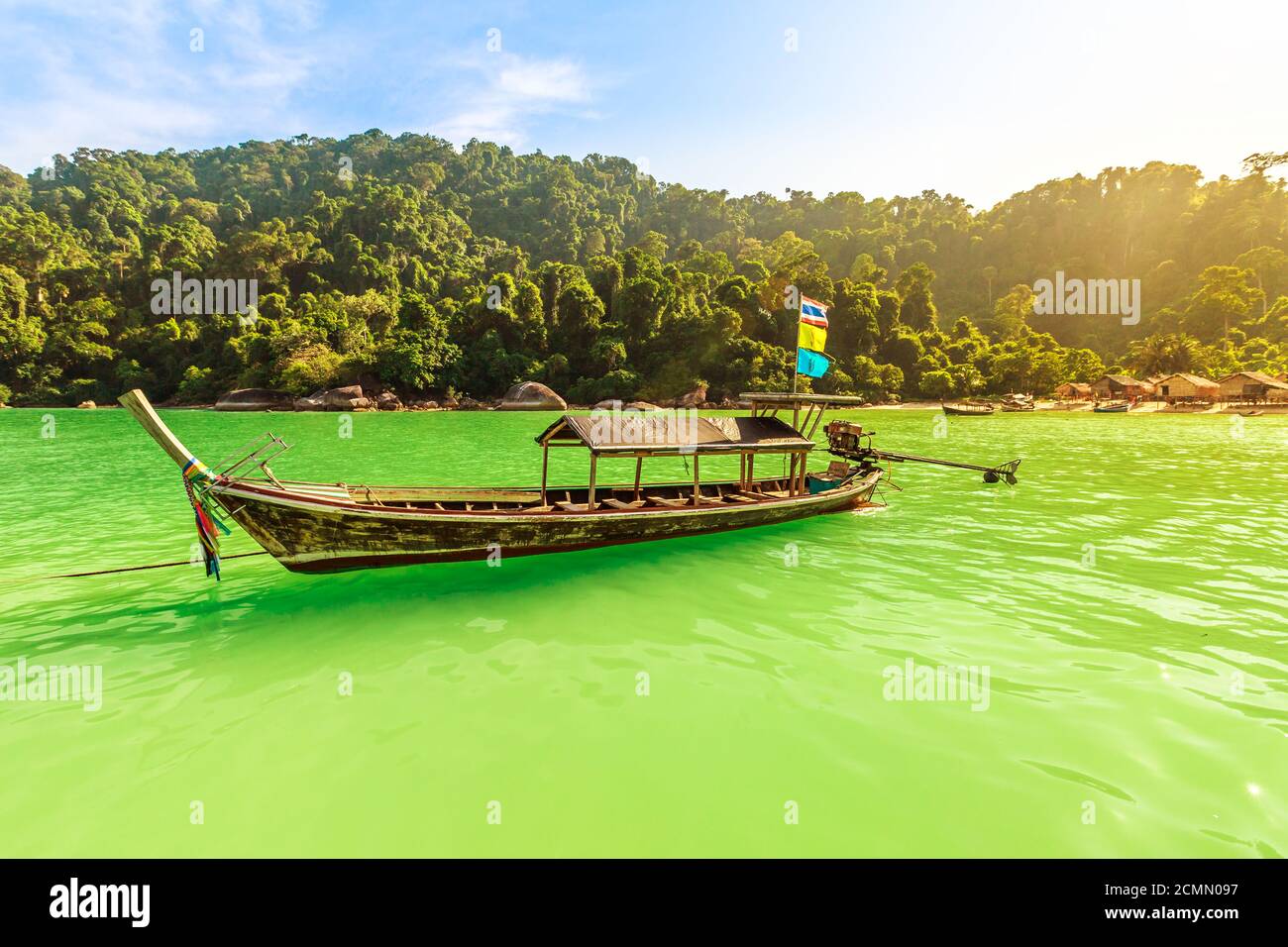 Bateaux thaïlandais traditionnels à longue queue avec diesel et maisons de Moken Tribe Village ou Sea Gitans et les eaux tropicales des îles Surin, la mer d'Andaman, Phang Banque D'Images