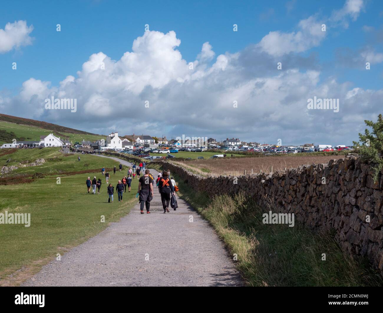 Les gens marchent sur le parking et le village de Rhossili Le paysage de la baie de Rhossili sur la péninsule de Gower, pays de Galles ROYAUME-UNI Banque D'Images