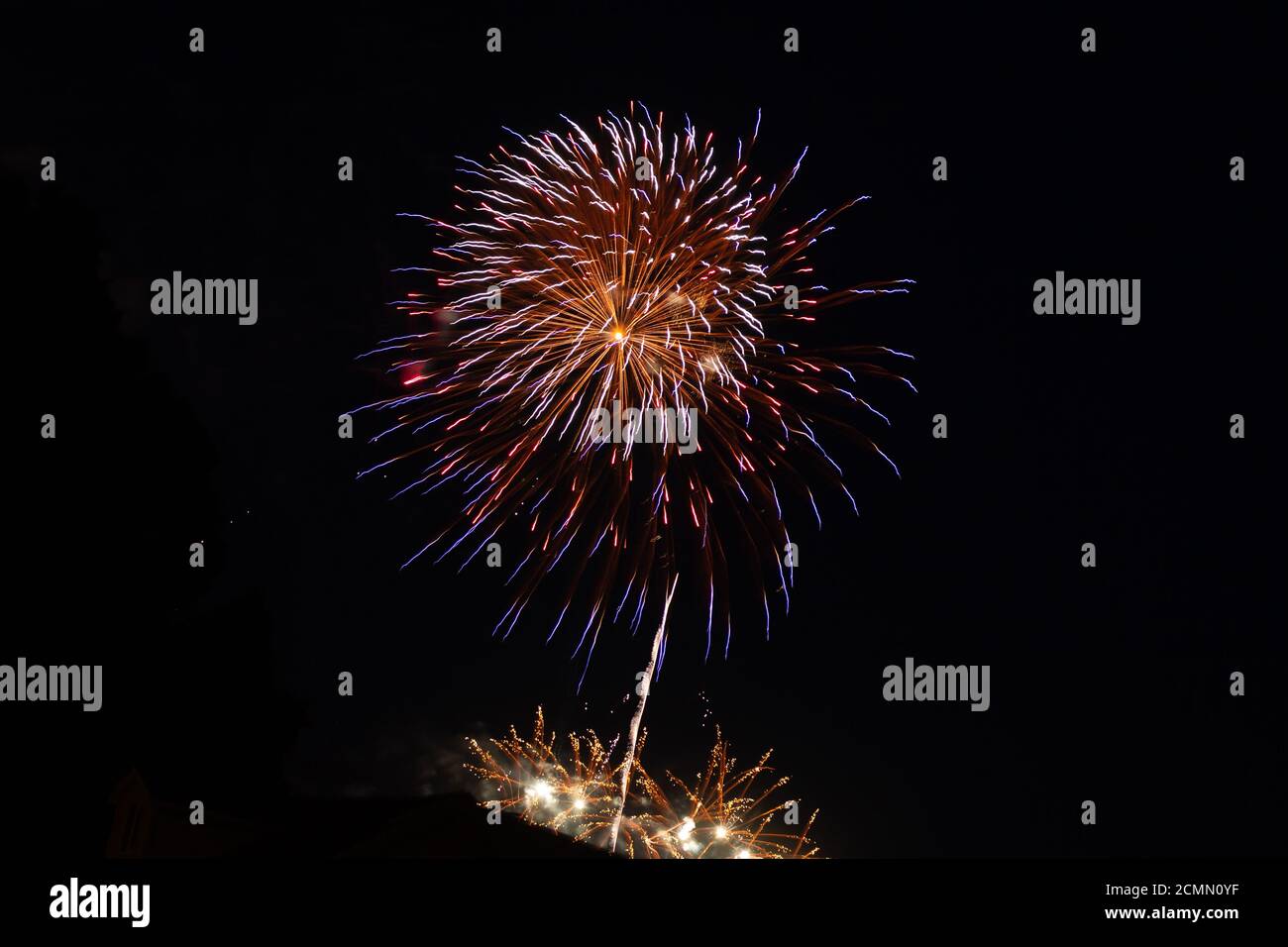Feux d'artifice rouges, orange et bleus le 4 juillet Banque D'Images