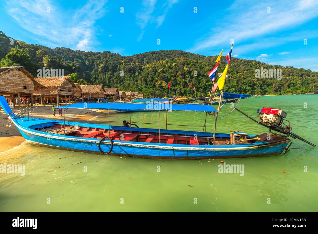 Îles Surin, Phang-Nga, Thaïlande - 3 janvier 2016: Diesel traditionnel thai long-queue bateau dans la tribu Moken village de Sea Gypsies et Andaman mer of Banque D'Images