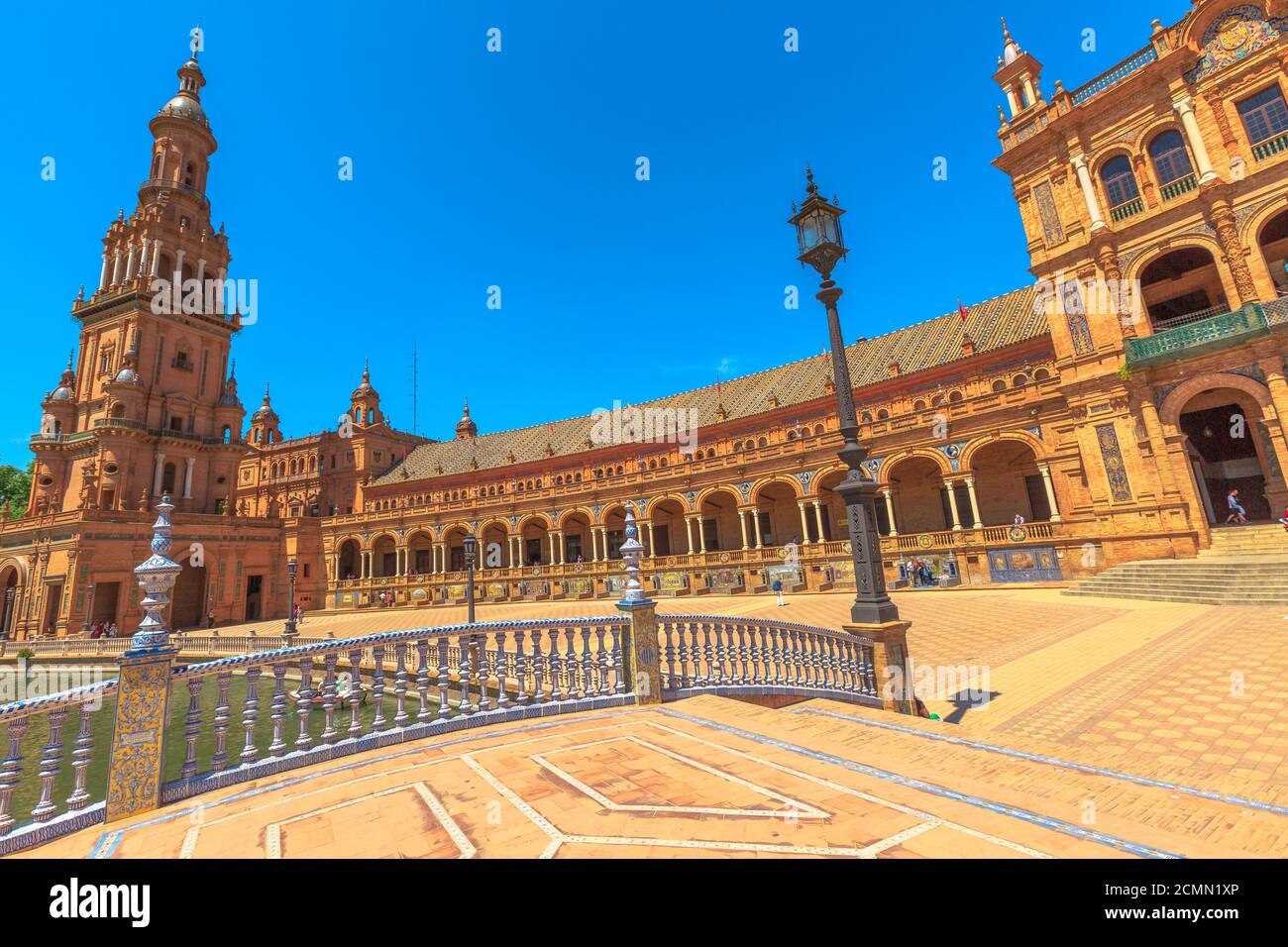 Séville, Andalousie, Espagne - 18 avril 2016 : Pont Leon avec des décorations azulejos et architecture avec des colonnes et des arches sur la Plaza de Espana Or Banque D'Images