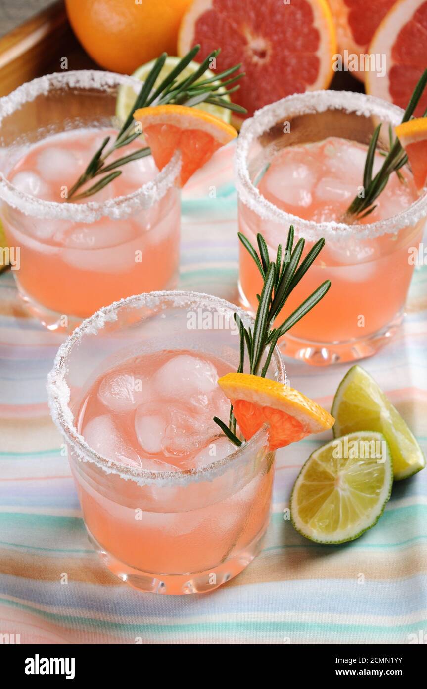 Ce magnifique cocktail de Palomas rose frais. Une boisson festive est idéale pour le brunch, les fêtes et Banque D'Images