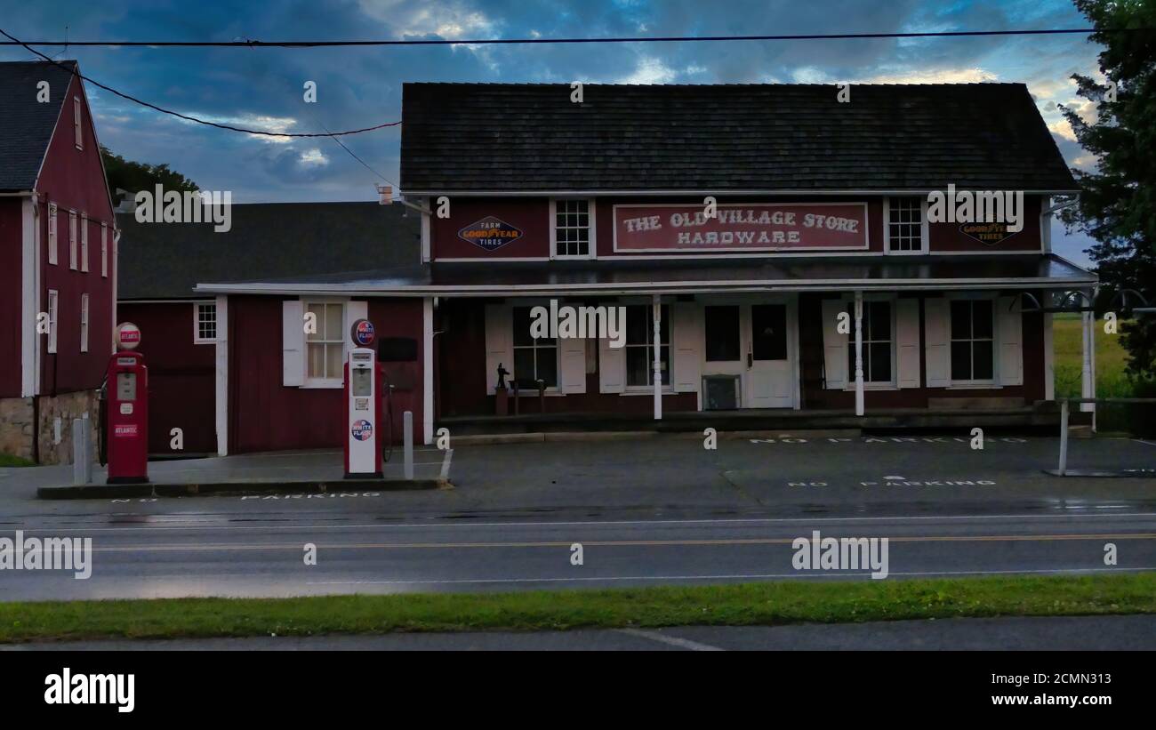 Magasin Amish vieux village en fin d'après-midi. Photo de haute qualité. Avec pompes à gaz anciennes Banque D'Images