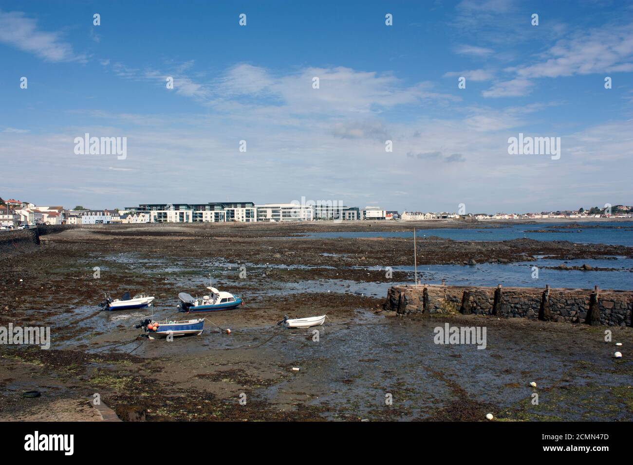 Îles Anglo-Normandes. Guernesey. Port Saint-Pierre. Admiral Park avec bateaux du port de la Salerie et Belle Greve Bay à marée basse. Banque D'Images