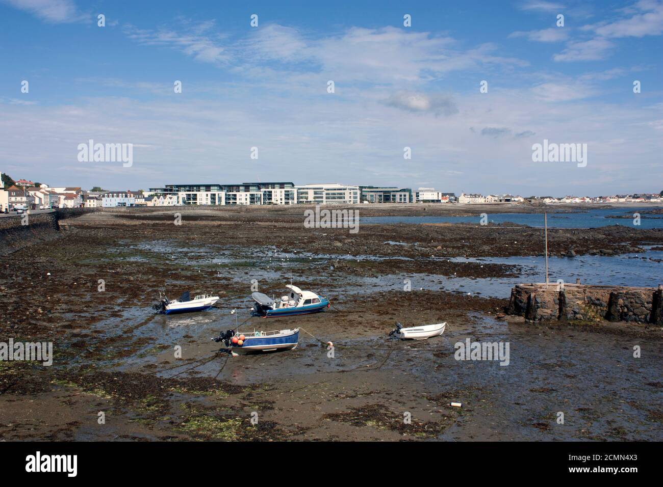 Îles Anglo-Normandes. Guernesey. Port Saint-Pierre. Admiral Park avec bateaux du port de la Salerie et Belle Greve Bay à marée basse. Banque D'Images