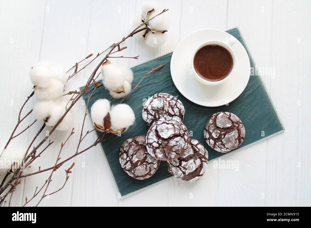 Biscuits au chocolat au brownie, en poudre de sucre, à côté de la tasse de la vue sur le plateau du café Banque D'Images