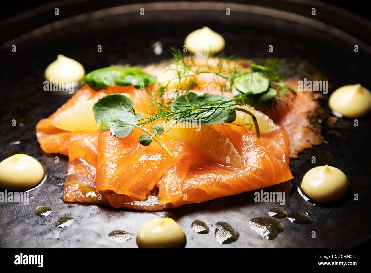 Assiette de saumon fumé et de gravadlax servie avec de l'aneth et du citron. Banque D'Images