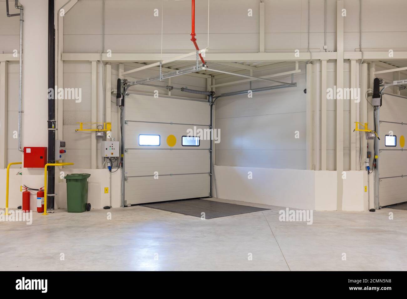 Entrepôt de distribution intérieure de la baie de chargement de la porte de  chargement Photo Stock - Alamy