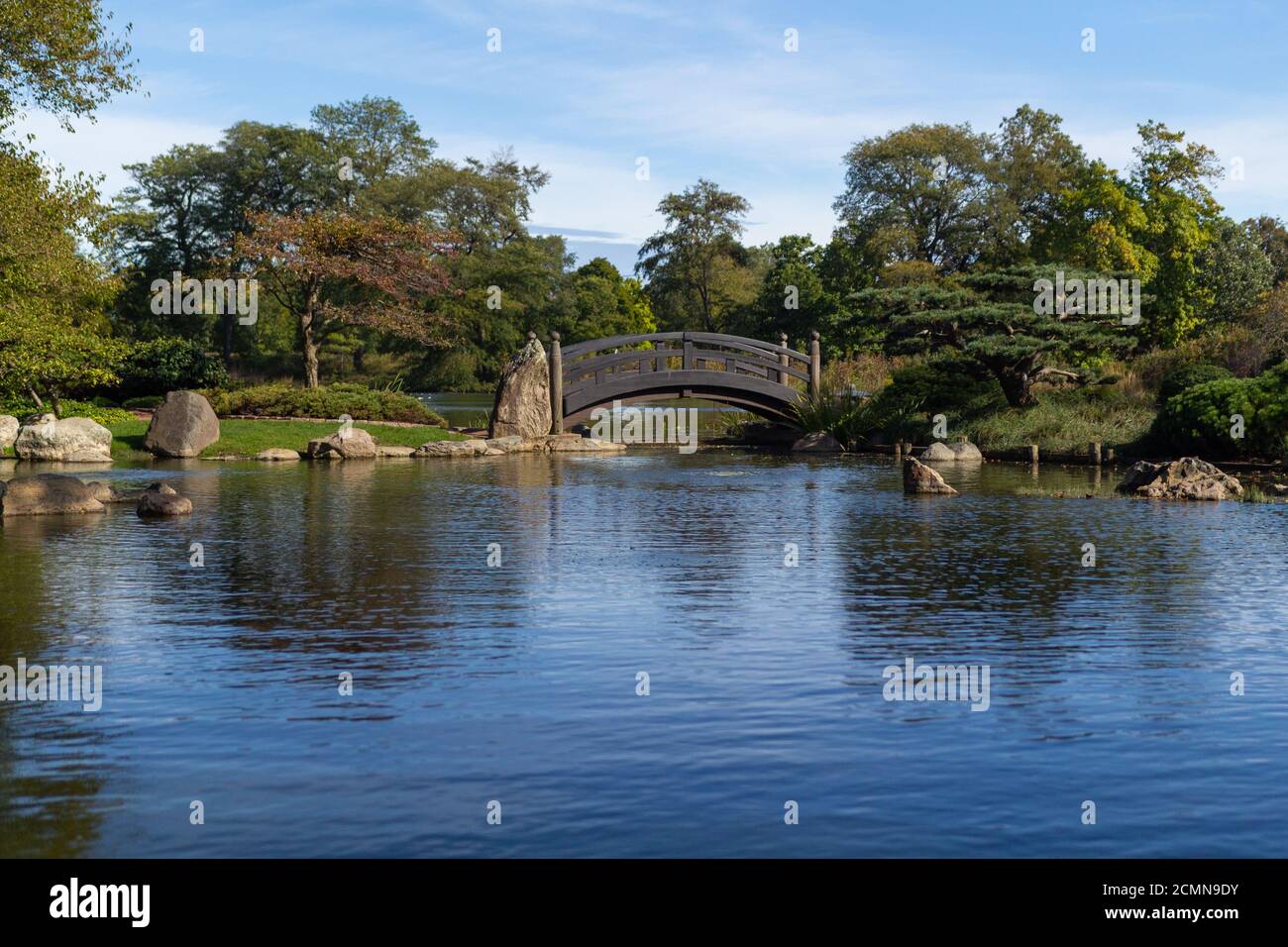 Pont et étang dans le jardin du Phoenix (jardin d'Osaka) à Chicago, il Banque D'Images