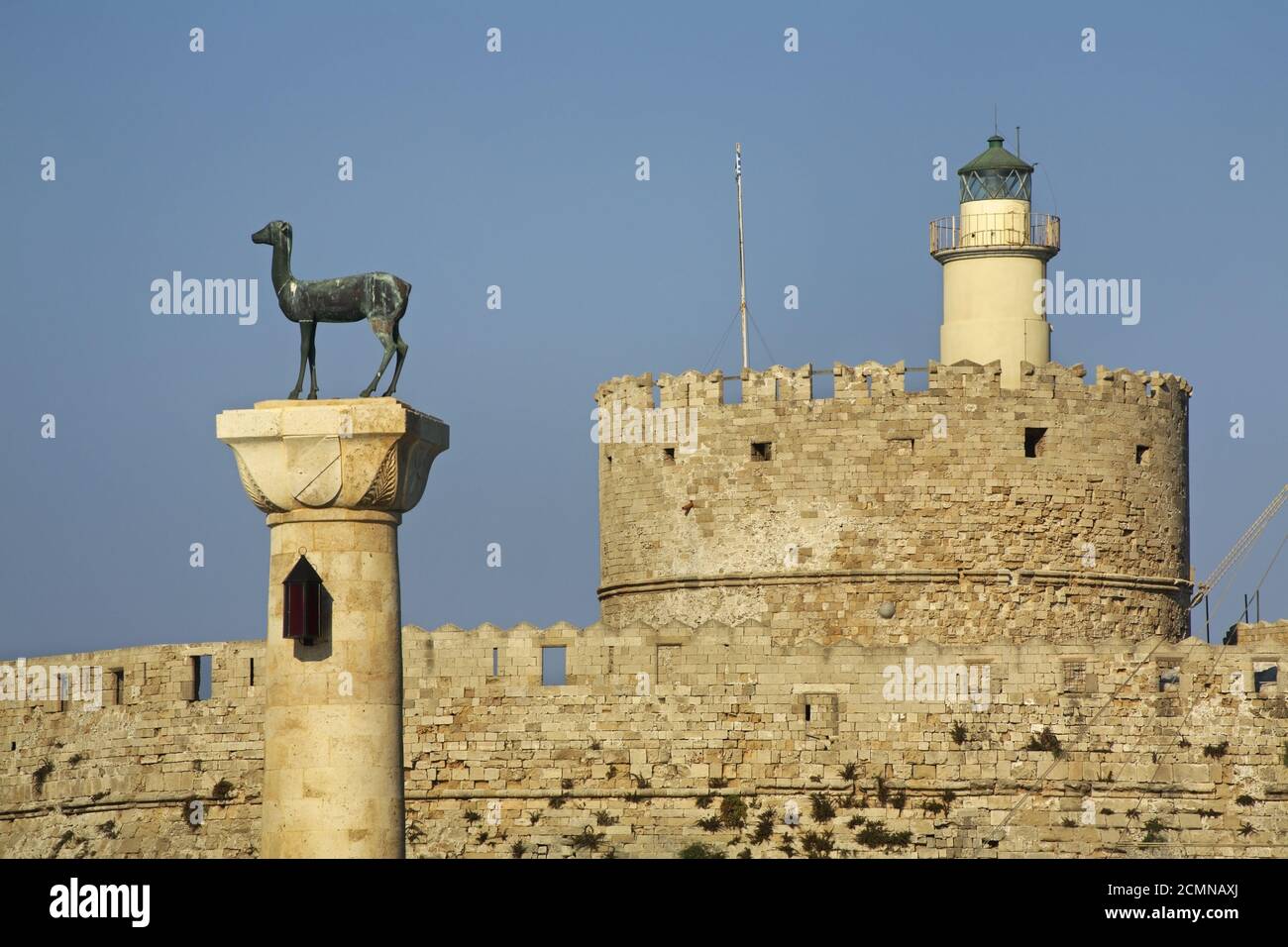 Cerf de bronze et fort de Saint-Nicolas dans la ville de Rhodes. Île de Rhodes. Grèce Banque D'Images