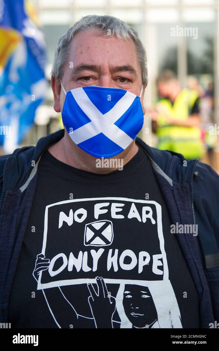 Glasgow, Écosse, Royaume-Uni. 17 septembre 2020. Photo : le groupe Pro-Independence All Under One Banner (AUOB) a organisé un rassemblement socialement distancé en dehors du siège social de la BBC en Écosse. Les militants ont initialement prévu une manifestation à George Square, mais ont déplacé le rassemblement à l'extérieur du bâtiment de la BBC à Pacific Quay, suite à la décision de la société de cesser de diffuser quotidiennement des briefings Covid de Nicola Sturgeon. La BBC Scotland a depuis déclaré qu'elle continuera à diffuser les Covid Briefings de Nicola Sturgeon la semaine prochaine. Crédit : Colin Fisher/Alay Live News Banque D'Images