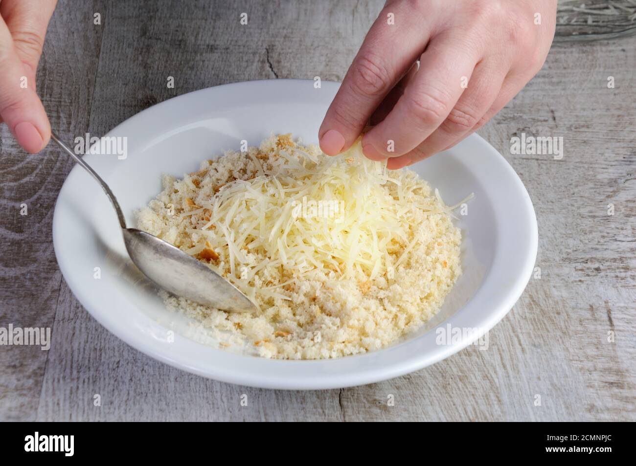 Cuisson. Préparation du mélange pour panure à partir de chapelure et de parmesan. Recette étape par étape. St Banque D'Images