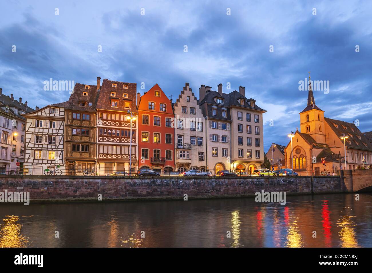 Strasbourg La moitié Bois de nuit sur les toits de la ville, Strasbourg France Banque D'Images