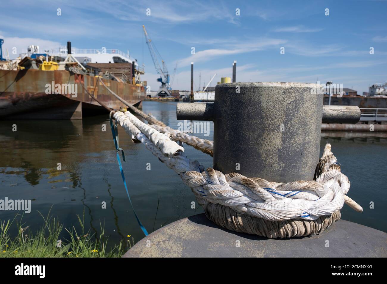 Bollard d'amarrage avec cordes de navire. Bollard avec cordes d'amarrage sur le quai. Bateau amarré au quai du port. Banque D'Images