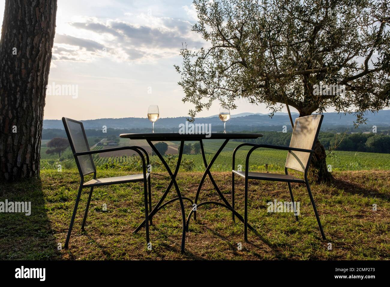 Tables et chaises à l'extérieur de la cave en toscane en été au coucher du soleil Banque D'Images