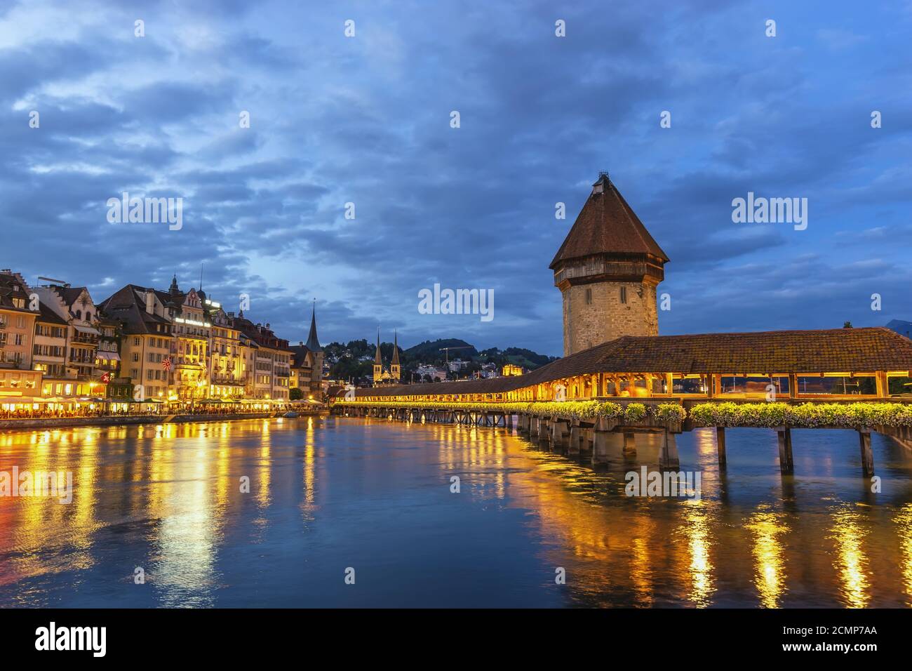 Lucerne Lucerne (Suisse), coucher de soleil sur les toits de la ville au  pont de la chapelle Photo Stock - Alamy
