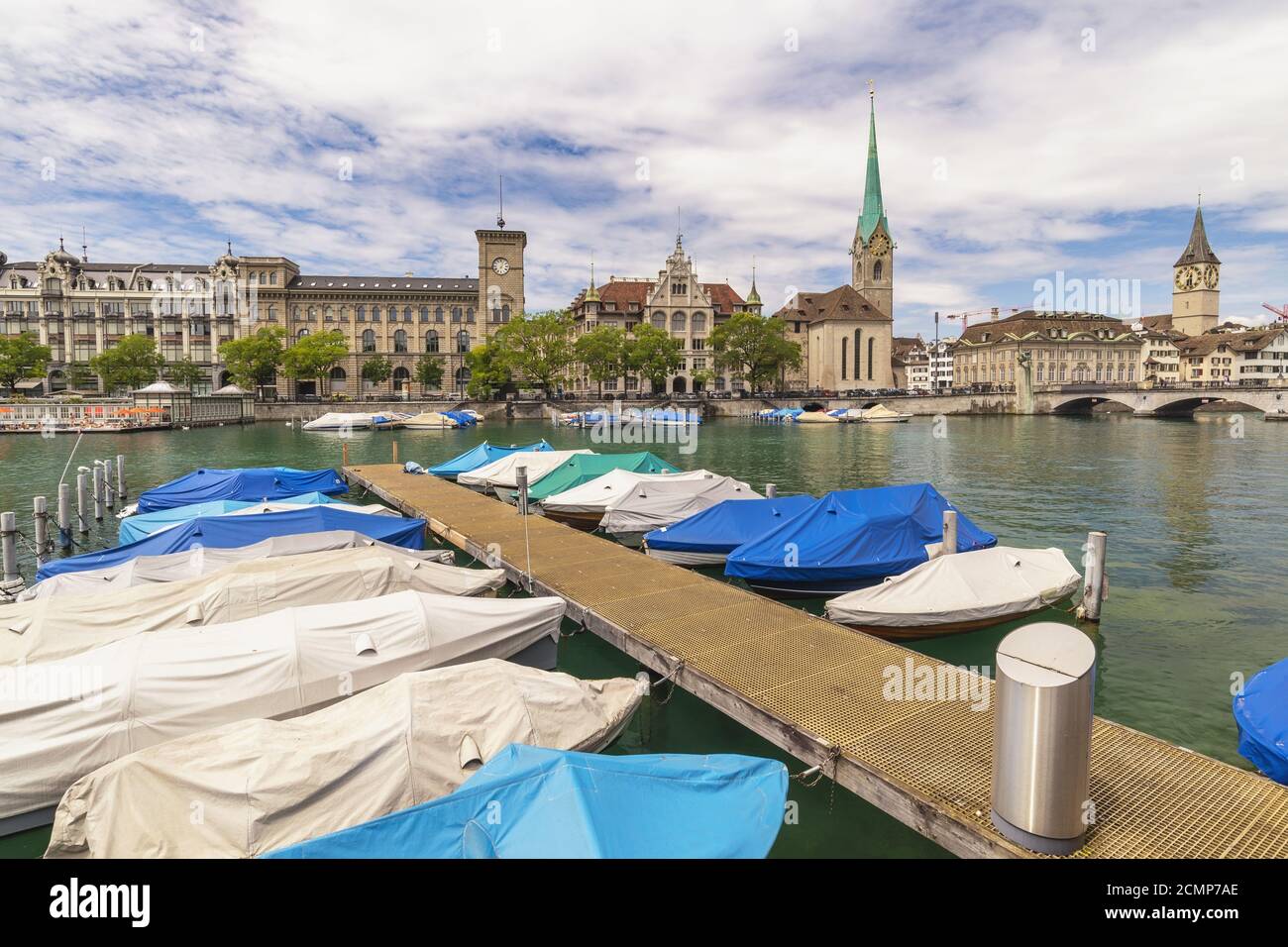 Zurich Suisse, sur les toits de la ville et Église Fraumunster à Munster Bridge Banque D'Images