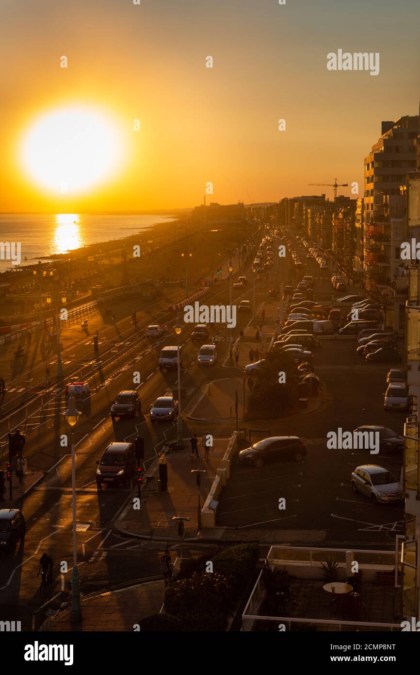 Coucher de soleil à l'heure de pointe avec circulation dense le long de Kings Road, Brighton. Non aiguisé Banque D'Images