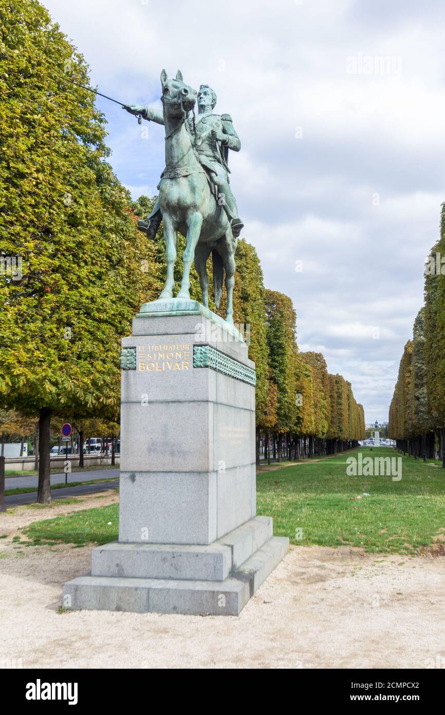 Promenade du cours la Reine bordée d'arbres à Paris Banque D'Images