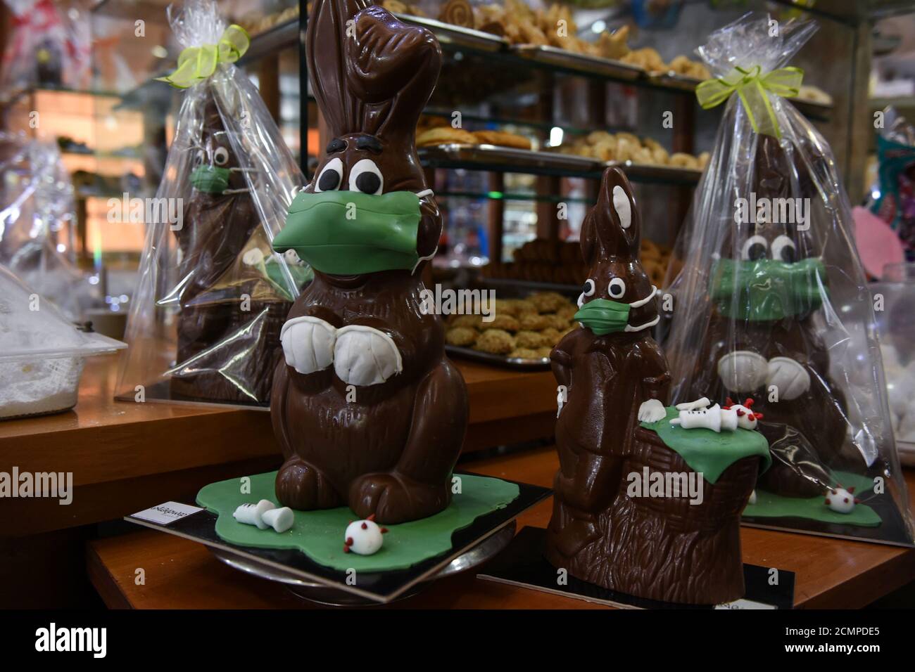 Le Chef Patissier Grec Marios Papadopoulos Organise Des Gateaux Du Jour De L An Connu Sous Le Nom De Vasilopita Avec Une Decoration Inspiree De La Pandemie De Coronavirus Covid 19 Dans Son Magasin Le Chef Patissier Grec Marios Papadopoulos Organise Des Gateaux Du Jour De L An Connu Sous Le Nom De Vasilopita Avec Une Decoration Inspiree De La Pandemie De Coronavirus Covid 19 Dans Son Magasin