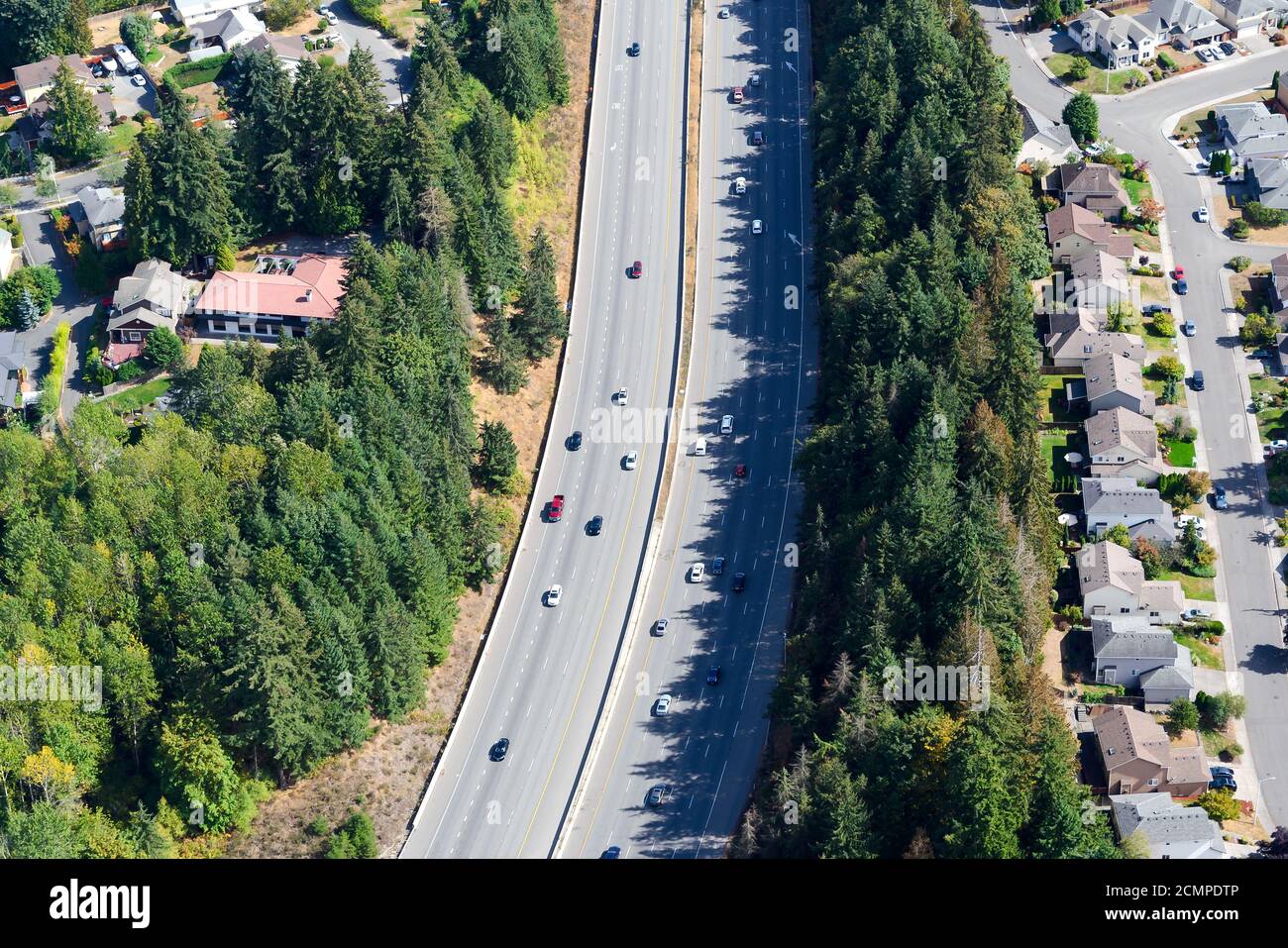 Autoroute auxiliaire Interstate Highway 405 dans la région de Seattle, État de Washington, États-Unis. Autoroute à plusieurs voies avec végétation de pin autour de la vue aérienne. Banque D'Images