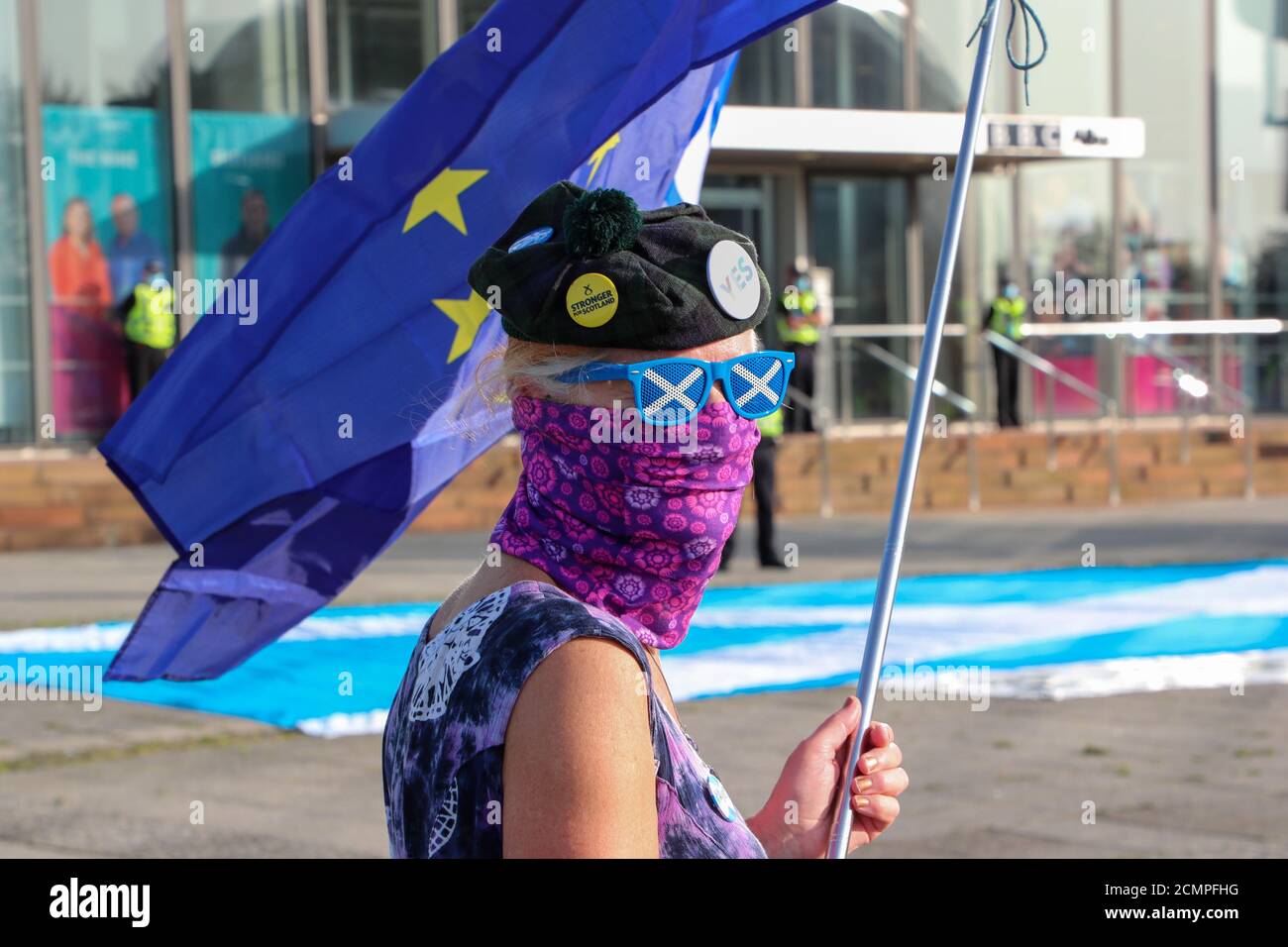 Glasgow, le 17 septembre 2020. Tout sous une bannière (AUOB), un collectif de groupes écossais pro-indépendance a organisé un rassemblement statique devant le siège écossais de la BBC pour se plaindre que la BBC est partiale contre le Parti national écossais (SNP) et l'indépendance écossaise. C'est le troisième rassemblement de ce type que l'AUOB a organisé en Écosse, les précédents se sont tenus à Holyrood, Édimbourg et Glasgow. La démonstration a été accueillie par une petite démonstration au comptoir par des unionistes sous la direction d'Alistair McConnachie. Crédit : Findlay/Alay Live News Banque D'Images