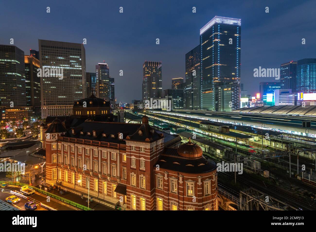 Tokyo Japon, la nuit sur les toits de la ville à la gare de Tokyo Banque D'Images