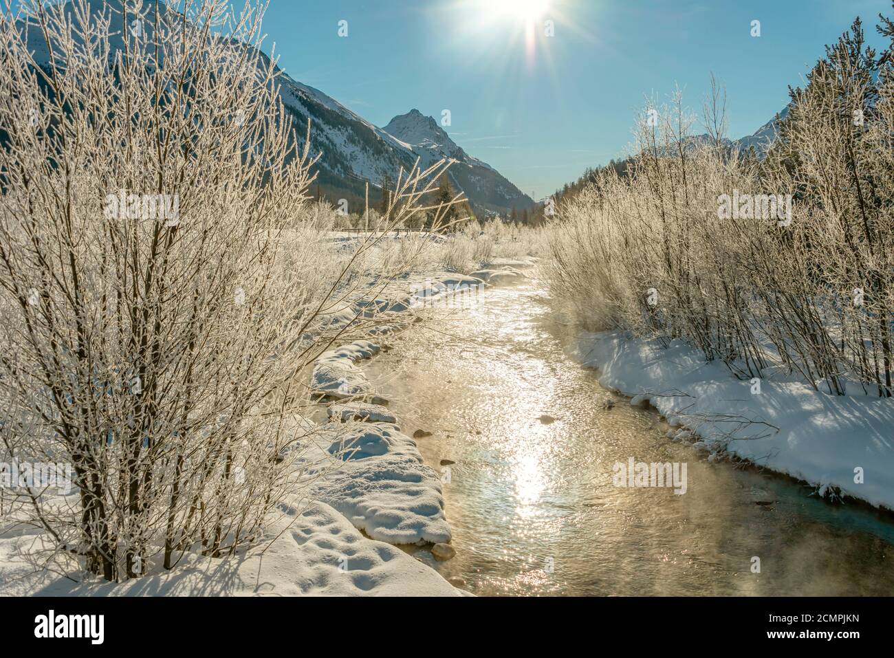 Inn River paysage d'hiver près de Celerina à l'Engadine, Grisons, Suisse Banque D'Images