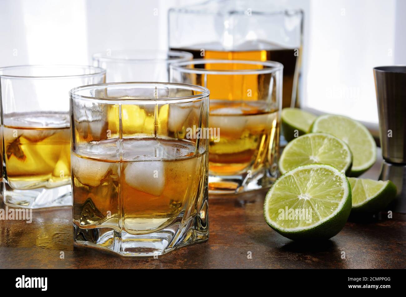 Cocktail alcool avec du cognac, whisky ou rhum avec le soda au gingembre, citron vert et de glace dans les verres Banque D'Images
