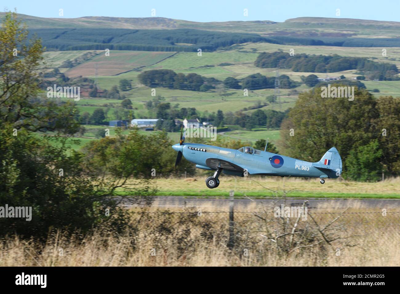 17 septembre 2020. Un Spitfire de la Seconde Guerre mondiale part de l'aéroport de Cumbernauld, après avoir visité l'Écosse, au Royaume-Uni. Banque D'Images
