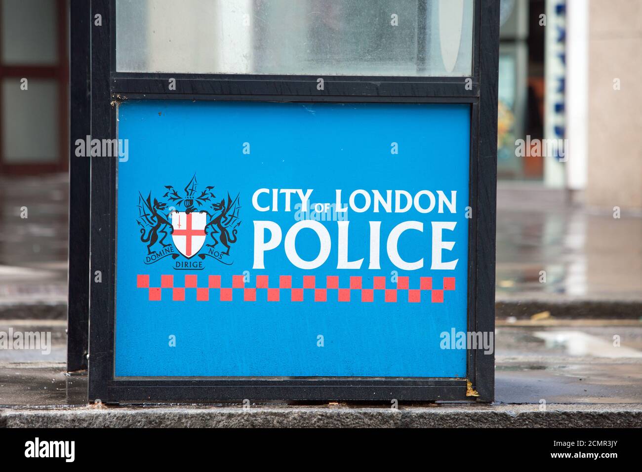 Tower Hill, Londres, 2018. Signalisation de la police de la ville de Londres sur un abri en verre. La police de la ville de Londres est responsable de l'application de la loi au sein du Banque D'Images
