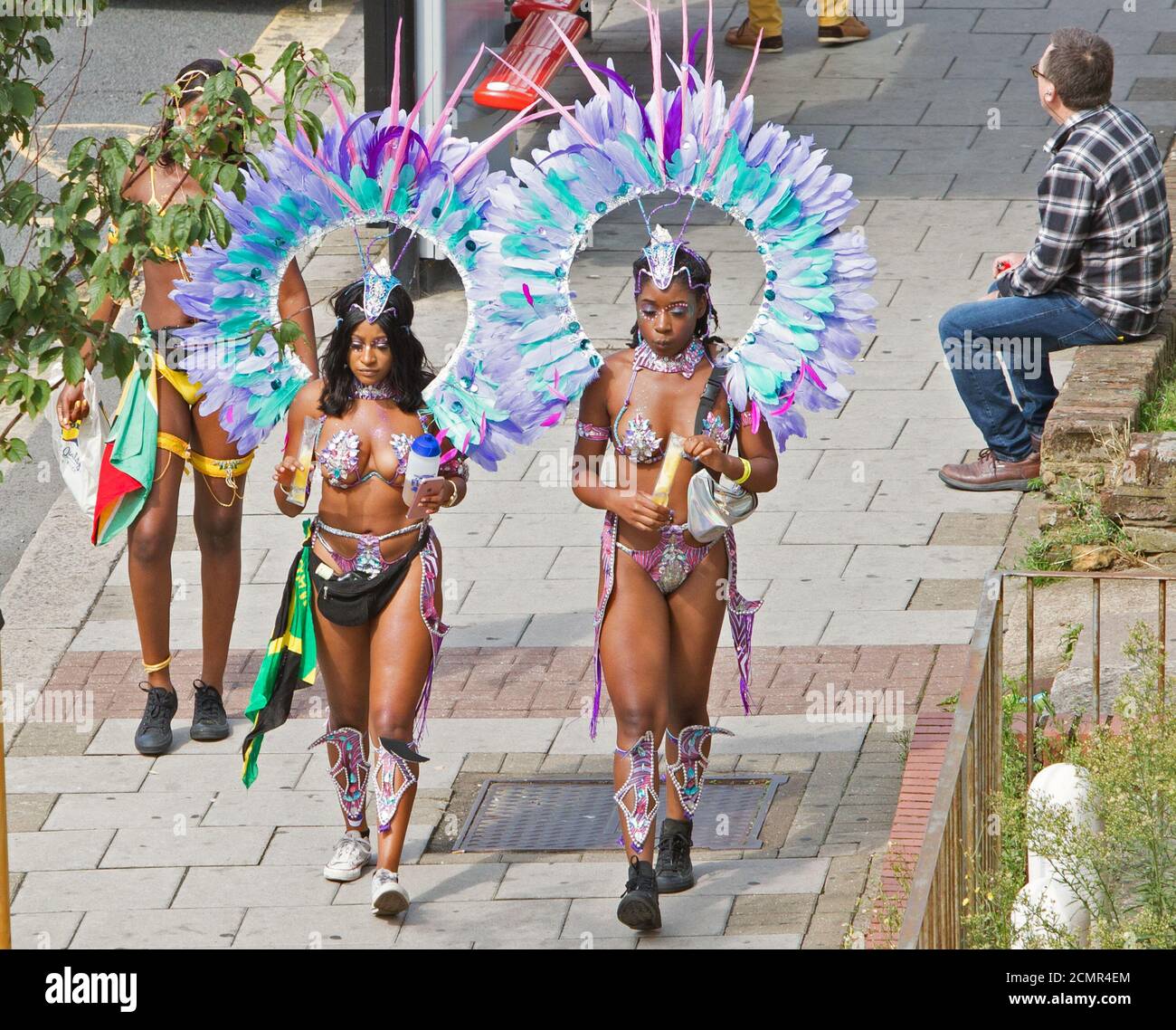 Notting Hill Carnaval - Londres, 2018 - les femmes vêtues en costume marchant jusqu'au carnaval. Banque D'Images