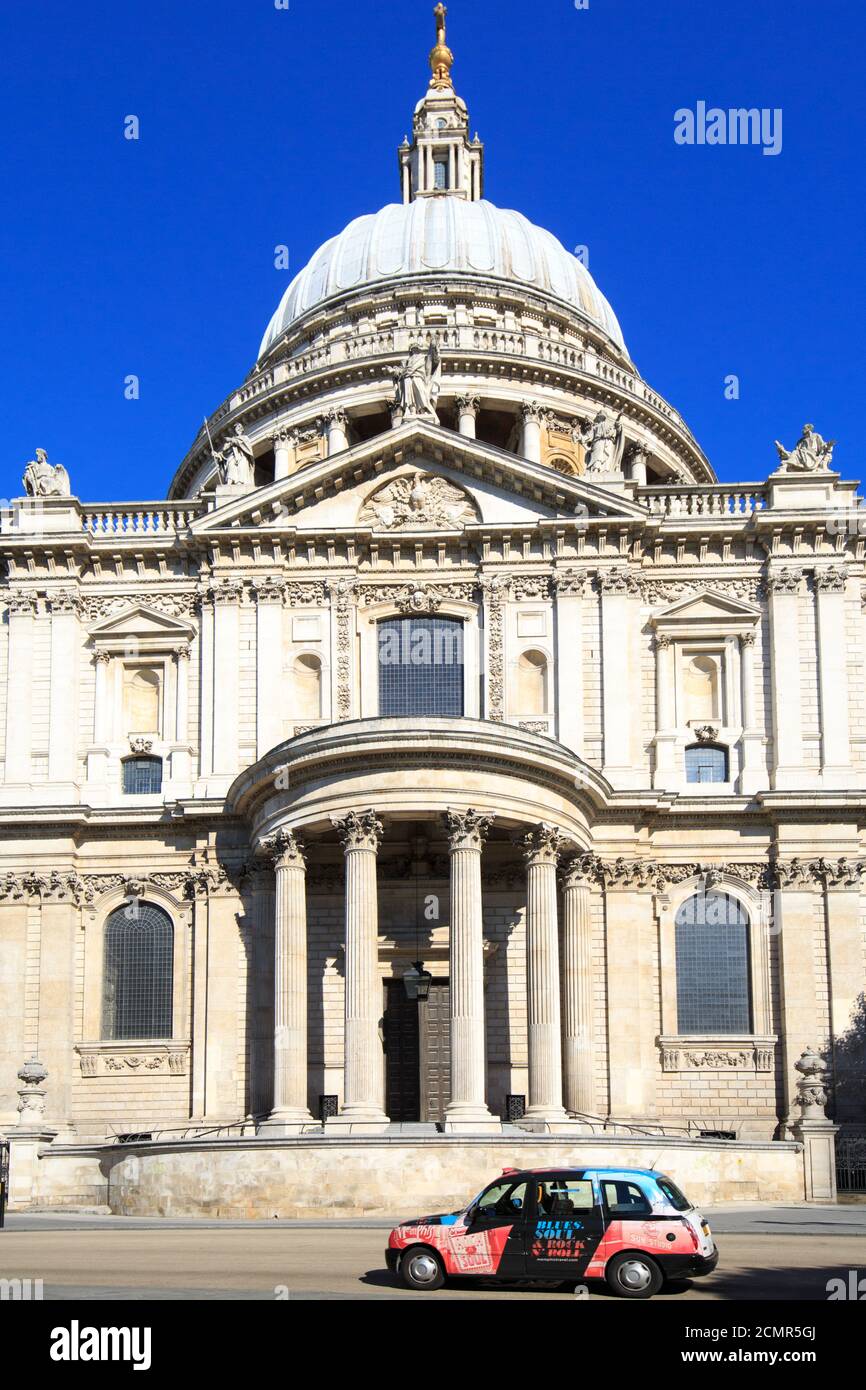 Cathédrale St-Paul, par une belle journée d'été, avec un taxi londonien emblématique en premier plan. St Pauls était le plus haut bâtiment de Londres jusqu'en 1975. Il Banque D'Images