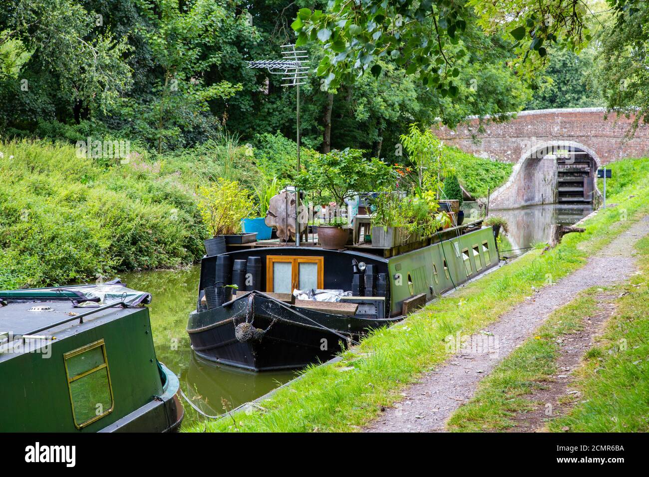 Kennet et Avon canal bateau et écluse au village de Wootton Rivers, Wiltshire, Angleterre Banque D'Images