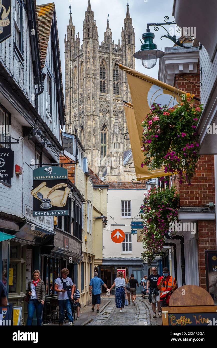 Rue étroite et tour de la cathédrale, Canterbury, Kent, Angleterre Banque D'Images